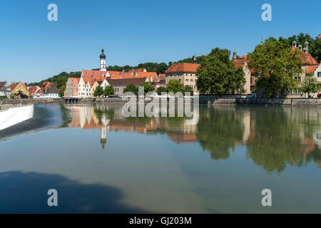 die Altstadt von Landsberg am Lech spiegelt sich im Fluss Lech, Oberbayern, Bayern, Deutschland, Europa Stockfoto