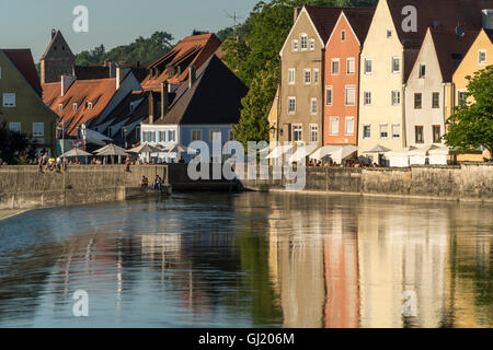 die Altstadt von Landsberg am Lech spiegelt sich im Fluss Lech, Oberbayern, Bayern, Deutschland, Europa Stockfoto