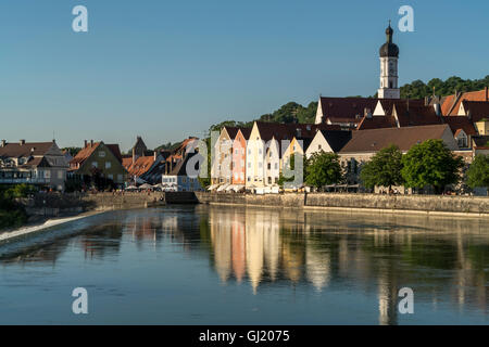 die Altstadt von Landsberg am Lech spiegelt sich im Fluss Lech, Oberbayern, Bayern, Deutschland, Europa Stockfoto