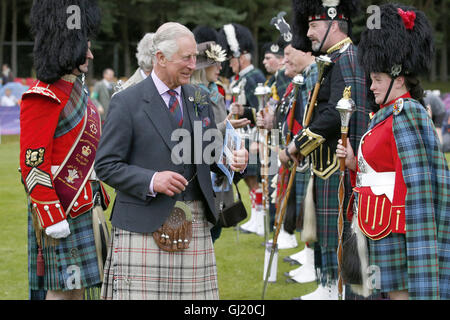 Der Prinz von Wales, auch bekannt als der Duke of Rothesay, trifft Mitglieder des die Ballater und Bezirk Massed Pipes and Drums während der Highland-Games im Monaltrie Park in Ballater, Aberdeenshire. Stockfoto