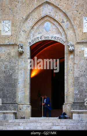 Monte dei Paschi di Siena Hauptsitz der Bank auf der Piazza Salimbeni in Siena, Italien Stockfoto