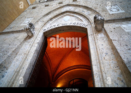 Die gewölbte Decke im Eingangsbereich der Monte dei Paschi di Siena Bank Hauptsitz auf der Piazza Salimbeni in Siena, Italien Stockfoto