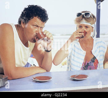 MAN SPRICHT DEUTSCH BRD 1987 - Hanns Christian Müller Familie Löffler - Mehr Oder Minder - Genießt Den Letzten Urlaubstang eine der Adria. Szene: Erwin (GERHARD POLT) Und Irmgard (GISELA SCHNEEBERGER) Trinken Den dt. Expresso bin Strang. Daheim Gibt Dann Vergütungspolitik Wieder Filterkaffee. Regie: Hanns Christian Müller Stockfoto