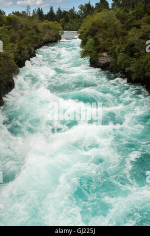 Seitenansicht der rauschenden wild Stream Huka fällt in der Nähe von Lake Taupo, Neuseeland Stockfoto