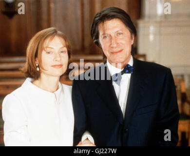 ISABELLE HUPPERT - EIN PORTRÄT - Regisseur Serge Toubiana Hut ISABELLE HUPPERT Ein Jahr Lang Begleitet. Der Film Beginnt Mit Den Dreharbeiten Zu "Süsses Geschenk" Im April 2000 Und Endet Mit Den Letzten Gastspielen von "Medea" Im Februar 2001. Neben Filmausschnitten Werden Amateurfilmaufnahmen Gezeigt, sterben Isabelle Huppert als Kind ins Spiel Vertieft Im Elterlichen Garten Zeigen. Bild: ISABELLE HUPPERT Mit JACQUES DUTRONC in Einer Szene aus "Süsses Geschenk". P-Regie: Serge Toubiana Stockfoto