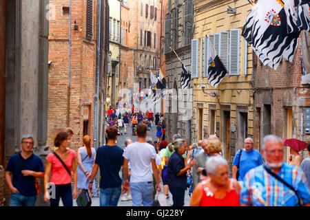 Fußgänger entlang Via Montanini in Siena, Italien. Stockfoto