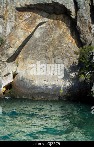 Maori rock Schnitzereien am Lake Taupo Wasser 2016 Stockfoto