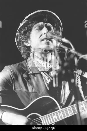 BOB DYLAN - Dinge haben (n ' t) geänderte Bild: Bob Dylan Bei Einem Konzert in Den 1980er Jahren. Auch Rocklegenden Werden 10Jahre. BOB DYLAN Wurde am 24. Nov. Mai 2001-60 Jahre alt Über 500 Songs hat er Seit Den Frühen 60er Jahren Geschrieben, Knapp 50 Alben Eingespielt. Er Begann als der Spröde Sterne der Gegen Einrichtung Und Vietnam Aufbegehrenden Jugend, der Genius Loci von Woodstock, wo er Lange Lebte, Aber Nicht Auftrat. Irgendwann in Den 80er Jahren Begann Dylan Dann Weltweit Aufzutreten. Bis Heute. Wenn Legenden Altern, Werden Sie Dekoriert: 2000 Fiel Sein Name Im Zusammenhang Mit Dem Stockfoto