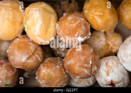 Eine Schachtel mit Pauke serviert in Kanada. Die glasierten, mundgerechte Stücke Kuchen serviert Ihnen Hortons Filialen. Stockfoto