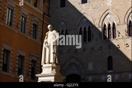 Die Statue von Sallustio Bandini vor dem Sitz der Monte dei Paschi di Siena Bank in Siena, Italien. Stockfoto