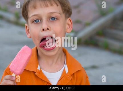 Junge mit Eis Stockfoto