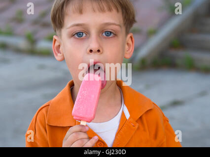 Junge mit Eis Stockfoto