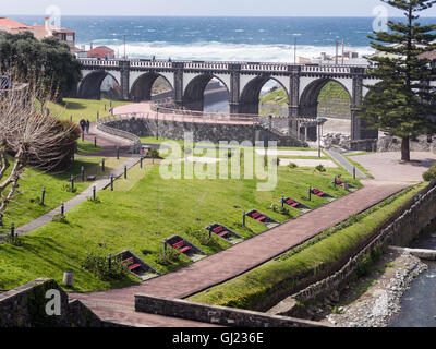 River Park und Bogenbrücke in Ribeira Grande. Eine alte Multi-gewölbte Steinbrücke überspannt das Flusstal im Zentrum der Stadt Stockfoto