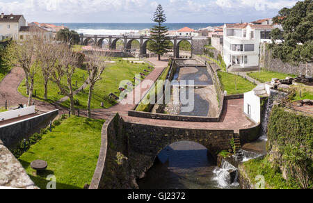 River Park und Bogenbrücke in Ribeira Grande. Eine alte Multi-gewölbte Steinbrücke überspannt das Flusstal im Zentrum der Stadt Stockfoto