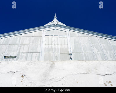 Weiß getünchte Gewächshaus für Ananas. Ein Glas Gewächshaus solar zu reduzieren weiß lackiert gewinnen im Frühling und Sommer. Stockfoto