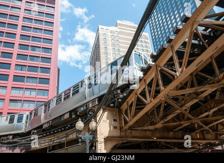 Chicago L Zug verhandeln gebogenen Streckenabschnitt Overhead. Stockfoto