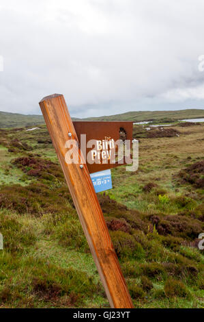 Ein Zeichen für den Bird Of Prey Trail am Loch Druidibeg auf South Uist in den äußeren Hebriden. Stockfoto