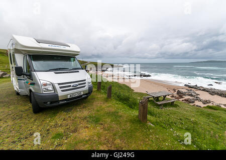 Ein Ford Chausson Wohnmobil geparkt werden im Bereich Sgarastadh Mhor Picknick auf South Harris in den äußeren Hebriden. Stockfoto