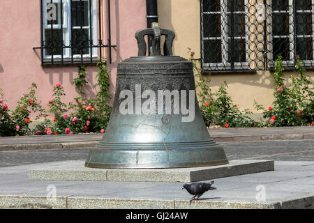 Dekorative Glocke in der Straße von Warschaus Altstadt Stockfoto