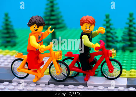 Tambow, Russische Föderation - 30. Juli 2016 Lego jungen und Mädchen Fahrrad im Park. Studio gedreht. Stockfoto