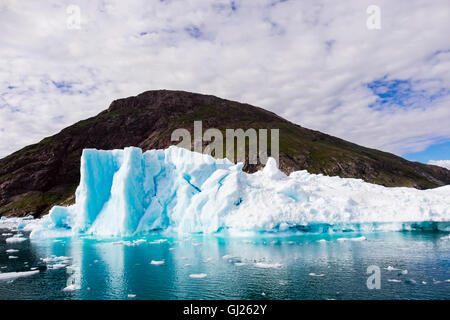 Carving-Eis vom Eisberg vom Qorqup Sermia Gletscher geerdet auf unterirdische Moräne am Eingang zum Qooroq Eisfjord. Narsarsuaq Grönland Stockfoto