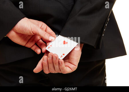 Hand von einem Geschäftsmann, der ein Ass aus einer Hülse ziehen Stockfoto