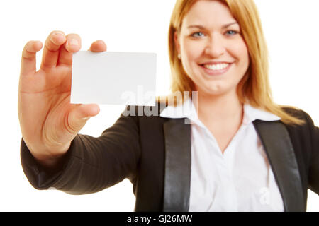 Lächelnde Geschäftsfrau hält eine leere Visitenkarte Stockfoto