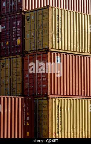 Bunte Container im Hafen Pointe-des-Galets, La Reunion Stockfoto