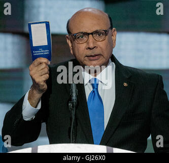 Philadelphia, Pennsylvania, USA, 28. Juli 2016 Khizr Khan Adresse der Democratic National Convention und hält eine Kopie der amerikanischen Verfassung Credit: Mark Reinstein Stockfoto