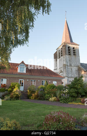 Marie und Kirche von St. Pierre in Conchy Sur Canche Stockfoto