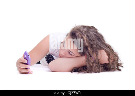 Teenager-Mädchen mit Mobiltelefon. Isoliert auf weißem Hintergrund. Studio gedreht Stockfoto