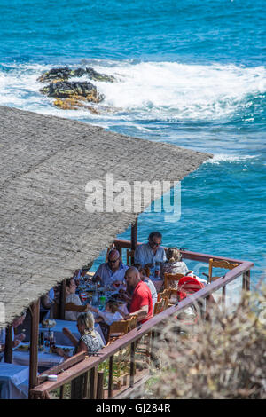 La Cala Restaurant mit Blick auf den Strand von Cala Del Barco im La Manga Club Resort, Murcia, Spanien Stockfoto