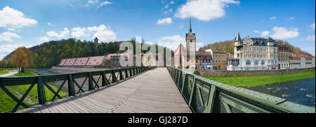 Panorama von der Brücke und der Kirche in einer deutschen Kleinstadt Stockfoto