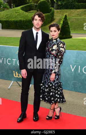 Tom Hughes und Jenna Coleman Teilnahme an der Welt-premiere Screening von ITV Victoria im Kensington Palace, London. Stockfoto