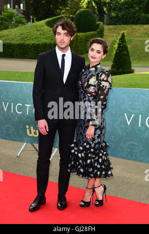 Tom Hughes und Jenna Coleman Teilnahme an der Welt-premiere Screening von ITV Victoria im Kensington Palace, London. Stockfoto