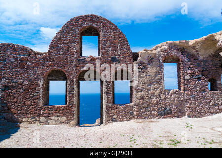 Leere Mauer mit dem Meer im Hintergrund Stockfoto