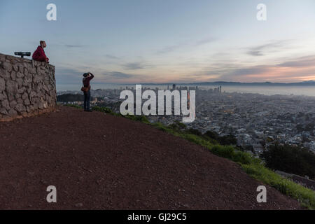 Beobachten den Sonnenaufgang von Twin Peaks in San Francisco, Kalifornien, USA. Stockfoto