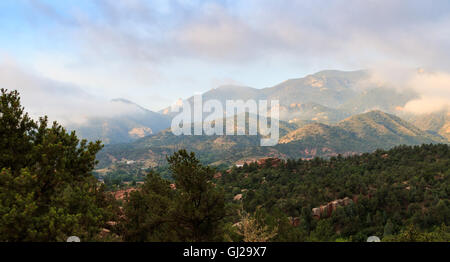 Pikes Peak im Morgenlicht und Clearing-Nebel. Stockfoto