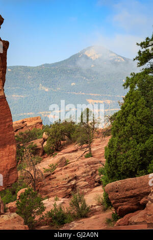 Die dramatische rotem Sandstein Landschaft der Garten der Götter in Colorado Springs, CO, USA mit Pikes Peak in der Ferne. Stockfoto