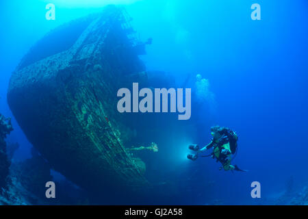 Wrack der Salem Express vor Safaga und Taucher auf Schiff Wrack, Safaga, Rotes Meer, Ägypten, Afrika Stockfoto