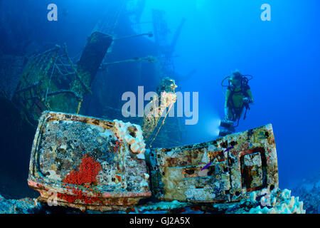 Wrack der Salem Express vor Safaga und Taucher auf Schiff Wrack, Safaga, Rotes Meer, Ägypten, Afrika Stockfoto