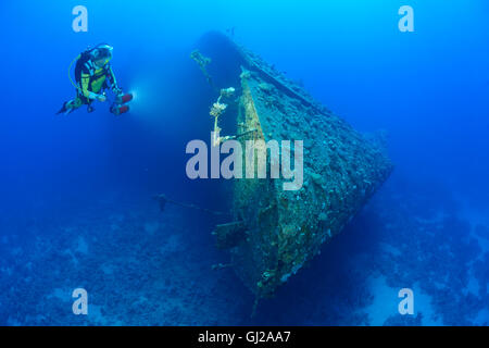 Wrack der Salem Express vor Safaga und Taucher auf Schiff Wrack, Safaga, Rotes Meer, Ägypten, Afrika Stockfoto