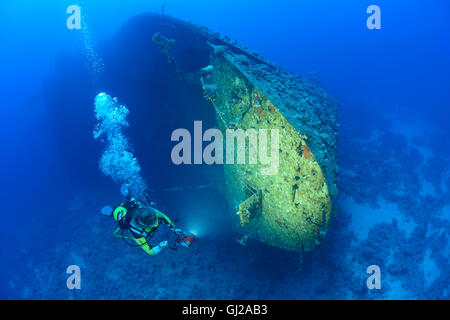 Wrack der Salem Express vor Safaga und Taucher auf Schiff Wrack, Safaga, Rotes Meer, Ägypten, Afrika Stockfoto