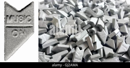 Neu "Silber Music im" Ecstasy-Pillen mit rund 200mg MDMA (3,4-Methylendioxy-N-Methylamphetamin), niederländische Pillen im Juli 2016 eingeführt und das Thema eine Warnung, die sie 400 mg der Ekstase von der Landespolizei in Ibiza am 9. August 2016 enthalten gepresst. Es scheint, dass die Behörden die Dosierung verschätzt haben können, da über 50 % einer Pille aus Bindemittel besteht. Die Pille ist in der Form des Logos von "Music On" Marco Carola lang andauernden Techno-Sitzung in Diskothek Amnesia in Ibiza verwendet. Stockfoto