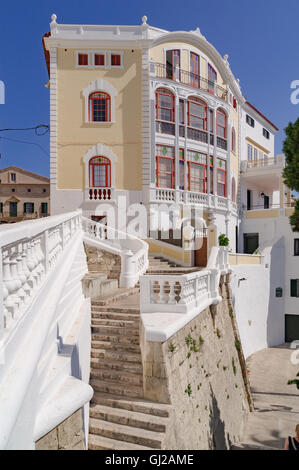 Die Straßen und Gassen der Hauptstadt Menorcas Mahón in Spanien. Stufen führen zum Hafen von der Innenstadt entfernt. Stockfoto