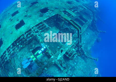 Wrack der Salem Express vor Safaga und Taucher auf Schiff Wrack, Safaga, Rotes Meer, Ägypten, Afrika Stockfoto