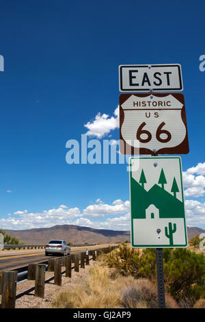 Auto fährt entlang der Autobahn Ost auf historischen uns Route 66 im nordwestlichen Arizona, USA. Stockfoto