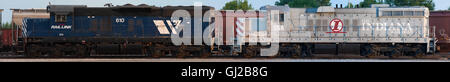 Diesel-elektrische Lokomotiven geparkt in Creston BNSF Railyard, Creston, IA. Bahnverbindung 610, Indiana Railroad 558. Stockfoto