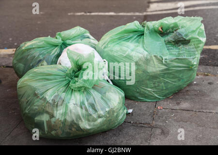 Grüne Müllsäcke/Papierkorb in der Stadt. Stockfoto