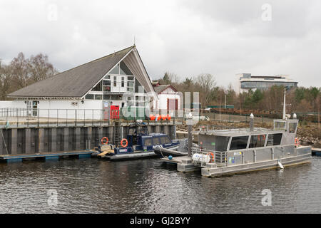 Duncan Mills Memorial Helling - eine öffentliche Slipanlage am Loch Lomond, Schottland, UK mit dem Patrouillenboot und solar angetriebene Katamaran Stockfoto